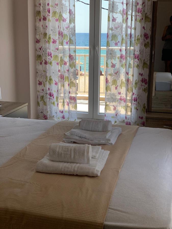 "Breeze" Front To The Sea - Hakidiki Villa Flogita Bagian luar foto