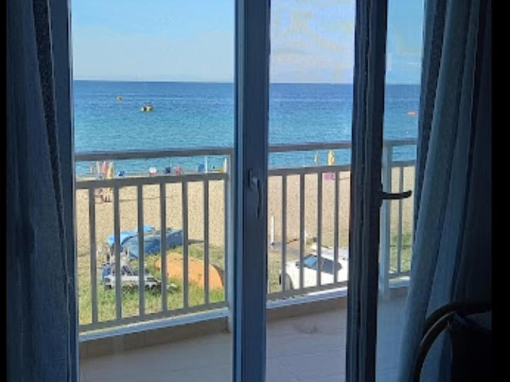 "Breeze" Front To The Sea - Hakidiki Villa Flogita Bagian luar foto